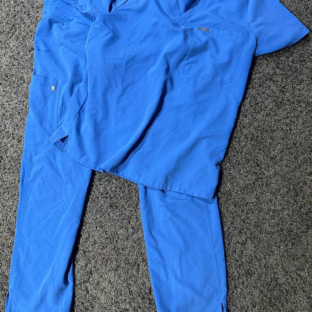 Figs Women's Scrub Set medium top and medium petite pant